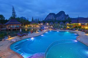 ein Pool in einem Resort mit Bergen im Hintergrund in der Unterkunft Poonsiri Resort Aonang-SHA Extra Plus in Ao Nang Beach