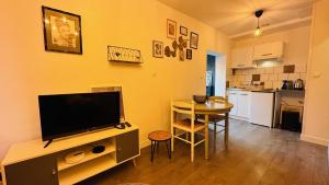Kuchyň nebo kuchyňský kout v ubytování LA VILLA DEKO - Studio avec parking proche Université et Hôpital