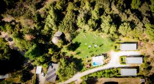 una vista aérea de una casa en el bosque en Lodge del Maipo en San José de Maipo