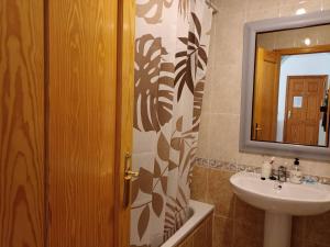 łazienka z umywalką i lustrem w obiekcie Apartamento en zona Atalaya con garaje y WIFI w mieście Conil de la Frontera +32 zdjęcia