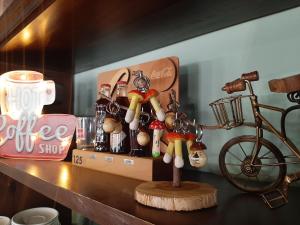 a counter with a bottle of beer and a bike at Hostal Rio Duero in Molinos de Duero