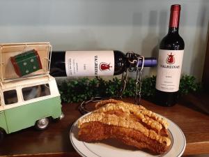 莫利諾斯德杜埃羅的住宿－Hostal Rio Duero，一张桌子,上面放着一盘食物和一瓶葡萄酒