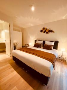 a large bedroom with a large bed in it at Luxury Apartment Mons City Center in Mons