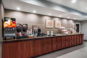 un mostrador de comida en un restaurante con buffet en Hawthorn Suites By Wyndham Columbus North, en Columbus