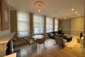 a living room with a table and a couch at Central 1 Bedroom Apartment in Farringdon in London