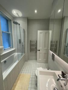 a bathroom with a sink and a tub and a toilet at Central 1 Bedroom Apartment in Farringdon in London