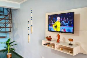 Et tv og/eller underholdning på 100mts DA PRAIA com Churrasqueira, Piscina e Wi-Fi