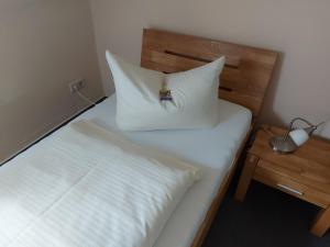 Postel nebo postele na pokoji v ubytování An der Stadthalle