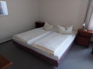 Postel nebo postele na pokoji v ubytování An der Stadthalle