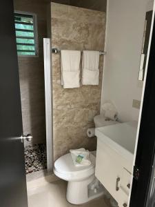 ein Badezimmer mit weißer Toilette und Waschbecken in der Unterkunft Starz Hotel Corporate lodging in Nazareth