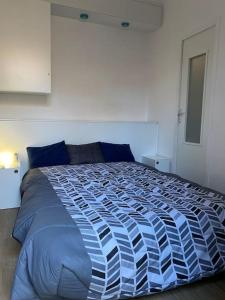 Llit o llits en una habitació de MONT VENTOUX, maisonnette provençale atypique