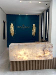 a large marble counter in a room with blue walls at Vista do Lago Hotel in Capitólio