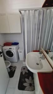 La petite salle de bains est pourvue d'un lavabo et de toilettes. dans l'établissement Apartment in Residence BaiaSole, à Sanremo
