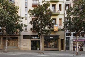 uma loja numa rua em frente a um edifício em numa I Brio em Barcelona