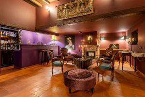 a room with purple walls and a bar with a fireplace at QUINTA LA VENUS DE LISBONNE in Calhandriz