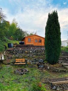 een houten hut bovenop een stenen muur bij Děčínska chatka in Děčín