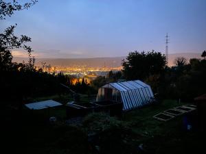 widok na szklarnię w ogrodzie w nocy w obiekcie Děčínska chatka w mieście Děčín