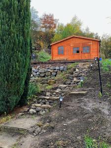 Cabaña de madera con un camino de piedra que conduce a ella en Děčínska chatka en Děčín