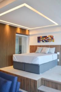 sypialnia z dużym łóżkiem w pokoju w obiekcie Beach Loft next to the Sheraton Leblon w mieście Rio de Janeiro