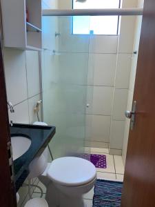 ein Bad mit einer Dusche, einem WC und einem Waschbecken in der Unterkunft Maragogi Flat Residence in Maragogi