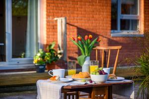 een tafel met eten en bloemen op een patio bij Fabulous Modern Luxury Apartment Sleeps 6- Parking in Belfast