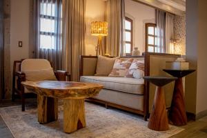 uma sala de estar com um sofá e uma mesa em HC HACIENDA CATRINA HOTEL BOUTIQUE em Silao