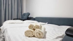 una habitación de hotel con toallas en una cama en Mega Apart in Almaty en Almaty
