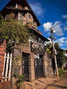 Kon Tum的住宿－Y.O Inn，一座旧砖砌的建筑,上面有标志