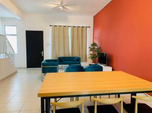 ein Esszimmer mit einem Tisch und Stühlen in der Unterkunft Brand New Cozy home Desaru Pengerang near Sebana Cove Resort in Pengerang