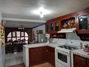 Kuchyň nebo kuchyňský kout v ubytování Casa amplia en Cuernavaca