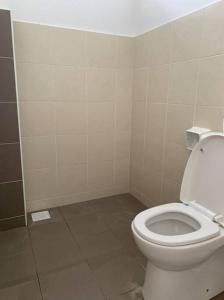 ペンゲランにあるBrand New Cozy home Desaru Pengerang near Sebana Cove Resortのバスルーム(白いトイレ付)が備わります。