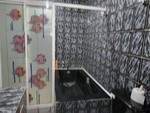a room with a toilet in the middle of a wall at Casa amplia en Cuernavaca in Cuernavaca