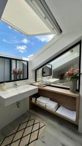 ein Badezimmer mit einem Waschbecken, einer Badewanne und einem Spiegel in der Unterkunft Hotel Victoria in Dinslaken