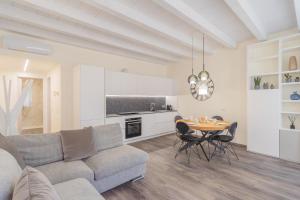 un soggiorno con divano e tavolo di Modern & Stylish Apartment in Como City by Rent All Como a Como