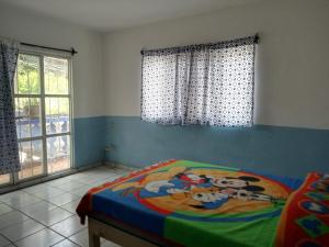Un dormitorio con una cama con un mono. en Casa amplia en Cuernavaca en Cuernavaca