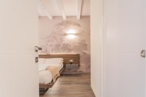 A bed or beds in a room at Modern & Stylish Apartment in Como City by Rent All Como