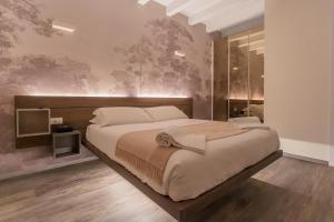 una camera con un grande letto di Modern & Stylish Apartment in Como City by Rent All Como a Como