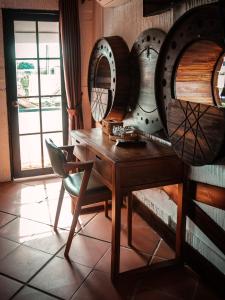 Habitación con mesa de madera y silla en Y.O Inn en Kon Tum