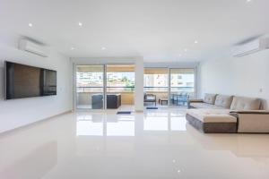 ein Wohnzimmer mit Sofa und Flachbildfernseher in der Unterkunft Premium apartment in Benidorm