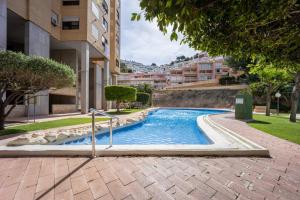 ein Swimmingpool mitten in einem Gebäude in der Unterkunft Premium apartment in Benidorm