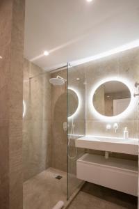 W łazience znajduje się szklana kabina prysznicowa i umywalka. w obiekcie CMG - Appartement rénové - 2BR/6p - Hyper centre St Tropez w Saint-Tropez