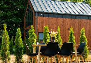 a table and chairs in front of a barn at Zielone Wrzosowisko in Świętajno +93 photos