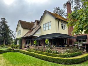 una casa con un patio paisajista en The Inn on Knowles Hill Bed & Breakfast Hotel, en Sonora