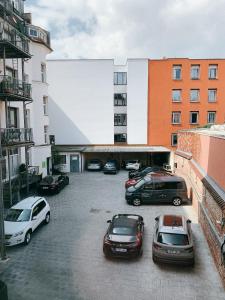 een parkeerplaats met auto's voor een gebouw bij GOHO Loft in Neurenberg