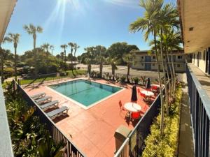 een balkon met uitzicht op een zwembad bij Motel 6 Riviera Beach FL in Riviera Beach