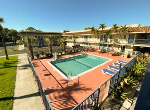a swimming pool in the middle of a resort at Motel 6 Riviera Beach FL in Riviera Beach