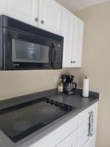uma cozinha com um micro-ondas e uma bancada em Entire Guesthouse 5 mins to Siesta Key & downtown em Sarasota