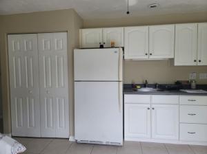 A kitchen or kitchenette at Entire Guesthouse 5 mins to Siesta Key & downtown