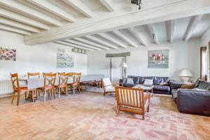 ein Wohnzimmer mit einem Tisch, Stühlen und einem Sofa in der Unterkunft Family villa at 1H15 from Lyon in Prétieux