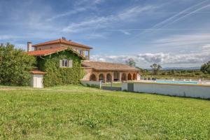 une maison avec une piscine en face d'une cour dans l'établissement Family villa at 1H15 from Lyon, à Prétieux